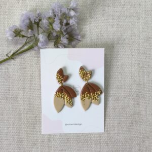 Pendientes de dos piezas con forma de pétalos, en colores marrón chocolate, pan de oro troquelado y beige
