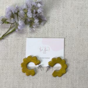 Aros elaborados en arcilla polimerica en color dorado. El canto del aro simula pétalos de flor