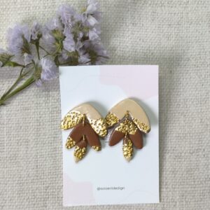 Pendientes compuesto en tres piezas, de color beige y marrón chocolate, con detalles en color oro
