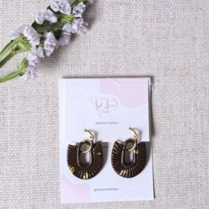 charm colgante en marrón oscuro con pan de oro