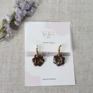 charm de flor en color marrón oscuro y pan de oro