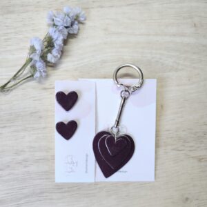 Pendientes con forma de corazón en color berenjena a juegos de llavero o colgador de bolso con corazones en 3 tamaños diferentes