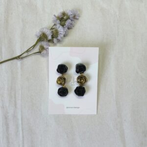 Pendientes de forma colgante, con 3 rosas, de colores negro, dorado y negro