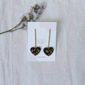 Pendiente largo, de poste dorado en acero inoxidable, con colgante de corazón negro y papel de oro