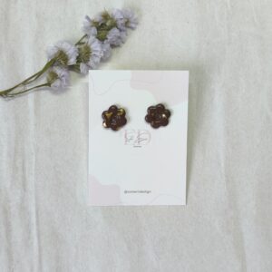 Flor pequeña en color marrón con pan de oro