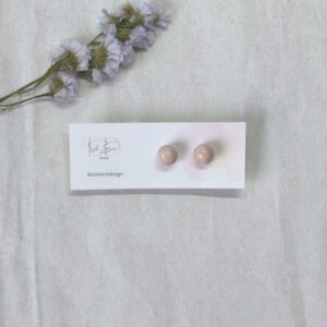 Pendiente de bola en color rosa bebe con destellos en pan de oro rosa