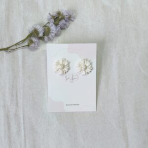 Flor de tamaño medio, con muchos pétalos en color blanco y pan de oro