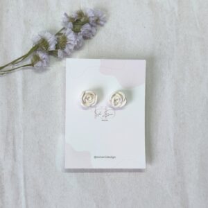 Pendientes con forma de rosa hechos a mano pétalo a pétalo, en color blanco