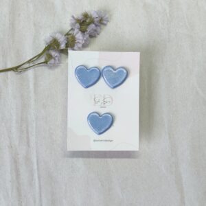 Pendientes y anillo con forma de corazón en coló azul con destellos de brillo brilli