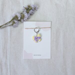 Marcador para agujas o ganchillo, con forma de lazo en color amarillo mantequilla y lila