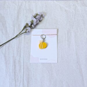 Marcador para agujas o ganchillo, con forma de abejita Kawaii en color amarillo con partes en blanco pintada a a mano