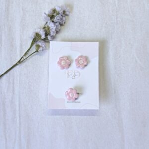 Pendientes y anillo con forma de flor pequeña en color rosa y el centro más claro
