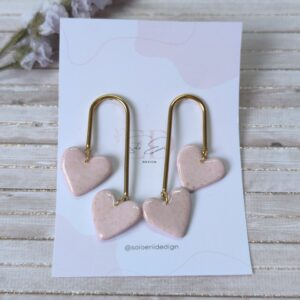 Pendientes largos doble corazón, en color rosa claro y pigmentos de pan de oro
