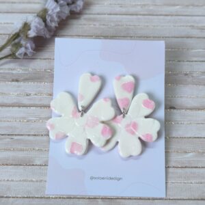 Pendientes flor y corazones, compuesto de dos piezas en color blanco con detalles en rosa