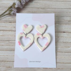 Doble corazón, en color blanco con detalles en tono rosa