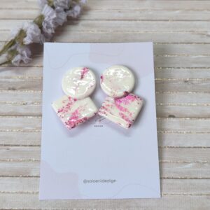 Pendientes dos formas, compuesto de una circulo y un rombo ambos en color blanco con papel de oro rosa