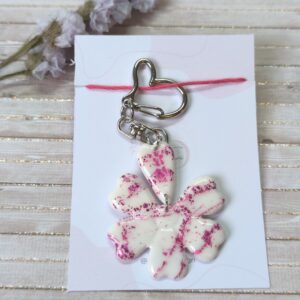 Charm/Llavero flor, en dos piezas en color blanco con pan de oro fucsia