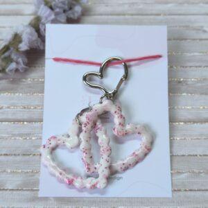 Charm/Llavero doble corazón, con efecto nube en color blanco con pan de oro fucsia