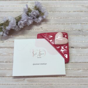 Marcapáginas corazón, fondo en color rojo fresa y corazón en rosa con microparticulas de pan de oro
